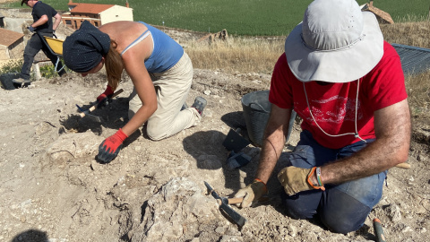 19/07/2023 - Dos arqueólogos trabajan liberando uno de los muros del castillo de Guzmán, a 19 de julio de 2023.