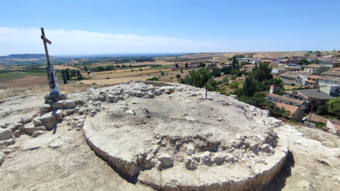 29/07/2023 - Base de la torre circular del Castillo de Guzmán, en Burgos a 29 de julio de 2023.