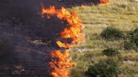 La crisis climática aviva los incendios en el Mediterráneo: la situación en España, Italia, Grecia, Croacia y Argelia