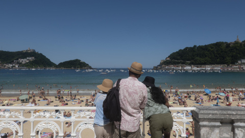 Donostiarras y turistas disfrutan de un día soleado en la playa de la Concha de San Sebastián este 27 de julio de 2023.