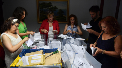 Trabajadoras de la junta electoral y representantes de partidos políticos inician el recuento de votos emitidos por los residentes en el extranjero este viernes 28 de julio de 2023.