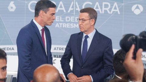 Pedro Sánchez y Alberto Núñez Feijóo se saludan antes del debate.- EDUARDO PARRA (EUROPA PRESS)