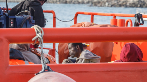 La embarcación Salvamento Marítimo ‘Guardamar Talía’ a su llegada al muelle de Arguineguín con varias decenas de migrantes, a 28 de agosto de 2021, en Arguineguín, Mogán, Gran Canaria, (España). EUROPA PRESS.