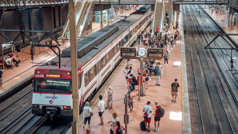 Varias personas en el andén de un tren de cercanías en la estación Almudena Grandes-Atocha Cercanías, a 14 de julio de 2023, en Madrid (España). Gabriel Luengas / Europa Press.