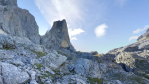 Fallece una mujer francesa de 59 años tras caer al vacío en Peña Vieja, en Picos de Europa