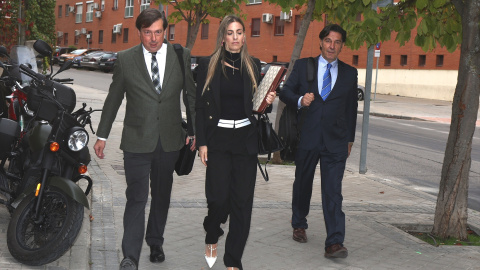 Arantxa Palomino (c) y el actor Luis Lorenzo (d) llegan a los juzgados de Arganda junto a su abogado, a noviembre de 2022