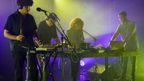 Abel Hernández, segundo a la izquierda, en el concierto de El Hijo y Caliza en la sala O Túnel de A Coruña, durante el festival Tándem en 2022.