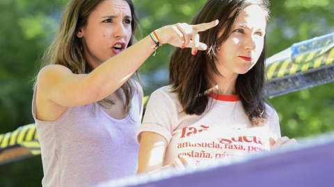 Irene Montero e Ione Belarra participan en la marcha del Orgullo en Madrid, a 1 de julio de 2023.