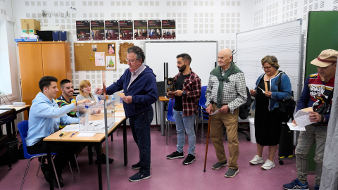 Varias personas ejercen su derecho al voto en el conservatorio de música Jesús de Monasterio, a 28 de mayo de 2023, en Santander.