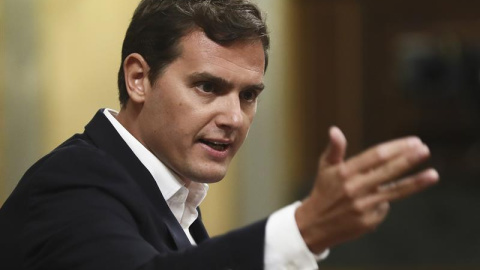 El presidente de Ciudadanos, Albert Rivera, durante su intervención en el pleno extraordinario celebrado hoy en el Congreso, en el que ha comparecido el presidente del Gobierno, Mariano Rajoy. EFE/Mariscal