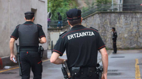 Dos agentes de la Ertzaintza en una imagen de archivo. - EFE