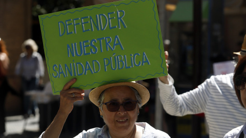 Detalles de la manifestación en defensa de una sanidad pública, a 25 de marzo de 2023 en Málaga, (Andalucía, España).