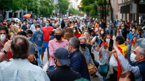 Una multitud asiste a la manifestación celebrada en la puerta de la sede del PSOE en mayo de 2020