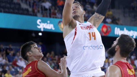 El pívot español Willy Hernangómez realiza un mate ante la defensa de los pívots montenegrinos Marko Todorovic y Bojan Dubljevic.EFE/Robert Ghement