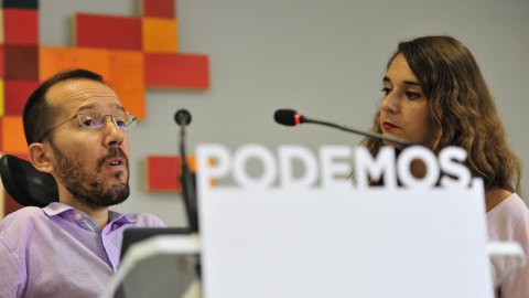 El secretario de Organización de Podemos, Pablo Echenique, acompañado por la coportavoz del partido Noelia Vera. / EFE