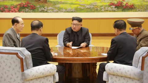 El líder de Corea del Norte, Kim Jong Un, en una reunión con miembros del Presidium del Consejo Político del comité central del Partido de los Trabajadores. REUTERS