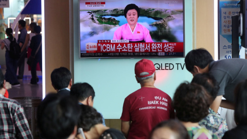 Varias personas observan en una estación de tren de Seúl un informativo en la televisión coreana sobre el último ensayo nuclear de Corea del Norte, con una bombra de hidrógeno. REUTERS