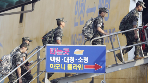 Marines surcoreanos suben a bordo de un ferri en Incheon  para unirse a las tropas en la isla de Baegnyeong cerca de la frontera marítima del Mar Amarillo. EFE/Yonhap