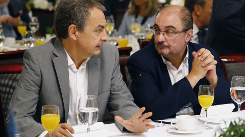 El expresidente del Gobierno José Luis Rodríguez Zapatero, junto al presidente de Aragón, Javier Lambán, durante el desayuno informativo en el que ha intervenido el secretario general del PSOE, Pedro Sánchez. EFE/J.P. Gandul