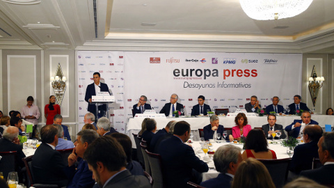 Vista general del desayuno informativo en el que el secretario general del PSOE, Pedro Sánchez, ha anunciado hoy que el próximo octubre el grupo socialista presentará unos Presupuestos Generales del Estado para 2018 alternativos a los del Gobierno de M