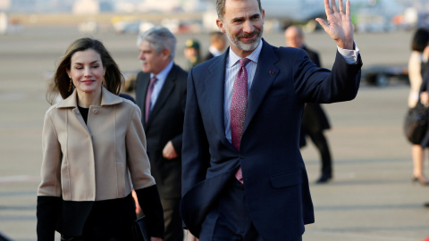 Los reyes Felipey Letizia a su llegada al aeropuerto Haneda de Tokio, en su visita oficial a Japón. REUTERS/Toru Hanai