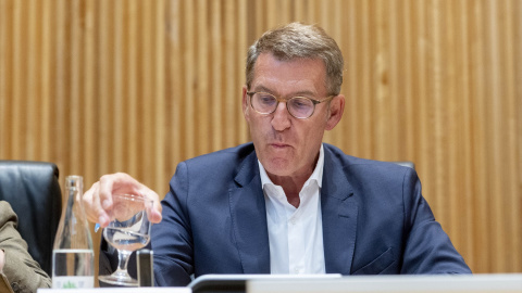 El presidente del Partido Popular, Alberto Núñez Feijóo, preside la reunión de los grupos parlamentarios del PP del Congreso y el Senado, en la Sala Ernest Lluch del Congreso de los Diputados, en Madrid (España). 