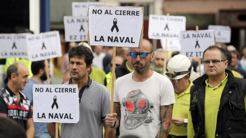 Trabajadores del astillero de La Naval, en Sestao (Bizkaia), escuchan la lectura del comunicado donde han exigido a los Gobiernos español y vasco y a la SEPI la creación de una mesa de negociación para "la búsqueda de una solución de estabilidad y fu