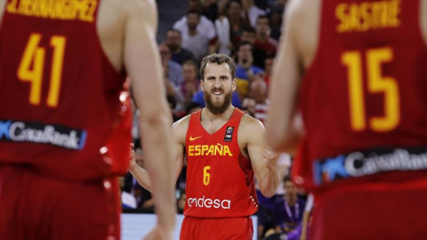 El jugador de la selección española de Baloncesto Sergio Rodríguez se felicita durante el encuentro España-Croacia del Eurobasket 2017.EFE/Juan Carlos Hidalgo