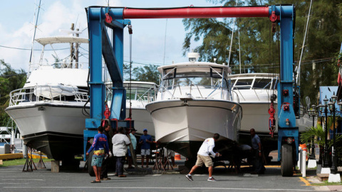 Trabajadores preparando los barcos por la alerta del huracán 'Irma' en San Juan, Puerto Rico REUTERS - Alvin Baez