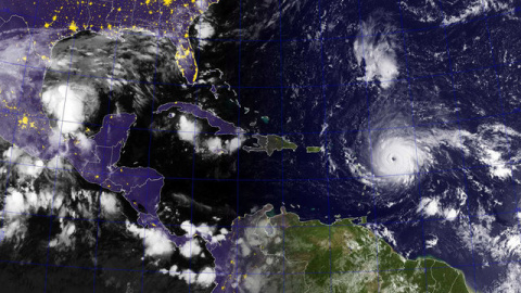 El huracán Irma, un huracán de categoría 4 con vientos máximos sostenidos cerca de 240 km / h, se muestra en satélite GOES en el Océano Atlántico al este de las Islas Leeward, Puerto Rico y República Dominicana / Marina de guerra de los EEUU - REU