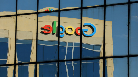 Logotipo de Google en el edificio de oficinas en Irvine, California. / REUTERS