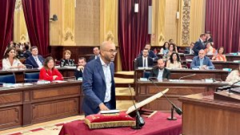 Omar Lamin (PSOE), primer diputado saharaui en un parlamento español: "Prometo por la justa lucha de mi pueblo"