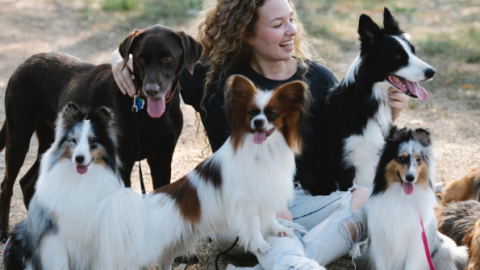 Mujer con perros