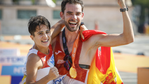 Los marchadores españoles Álvaro Martín y María Pérez muestran su alegría con la medalla de oro en los 35 kilómetros en los Mundiales de atletismo que se disputan en Budapest.- Javier Etxezarreta / EFE