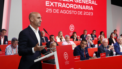 El presidente de la Real Federación Española de Fútbol, Luis Rubiales, durante su intervención en la Asamblea General de dicho organismo en la que ha anunciado que no dimitirá de su cargo.- Eidan Rubio / EFE/ RFEF 