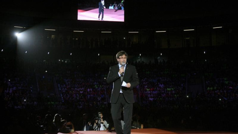 El presidente de la Generalitat, Carles Puigdemont, durante su intervención en el Tarraco Arena donde se celebró un acto unitario del independentismo en favor de la celebración de un referéndum el 1 de octubre.| JAUME SELLART (EFE)