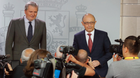 El portavoz del Gobierno y ministro de Educación, Cultura y Deporte, Íñigo Méndez de Vigo (i), y el ministro de Hacienda, Cristóbal Montoro, durante la rueda de prensa posterior a la reunión del Consejo de Ministros celebrada en el Complejo de La Mo