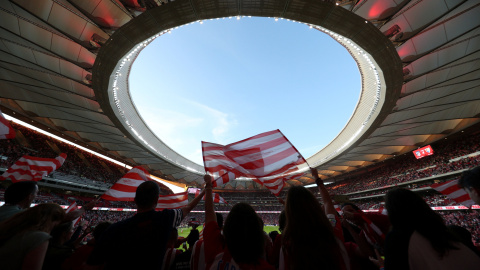 Aficionados del Atlético de Madrid en el interior del Wanda Metropolitano, durante el primer partido del club rojiblanco en su nuevo estadio. REUTERS/Sergio Perez