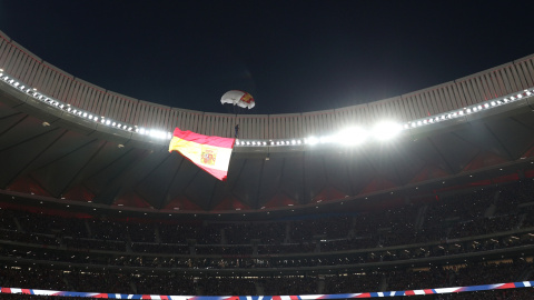 Un paracaidista aterriza en el interior del Wanda Metropolitano, durante el primer partido del Atlético de Madrid en su nuevo estadio. REUTERS/Sergio Perez