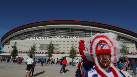 Un aficionado rojiblanco frente al Wanda Metropolitano, durante el primer partido del Atlético de Madrid en su nuevo estadio. REUTERS/Sergio Perez