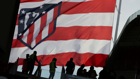 Vista de la bandera rojiblanca colocada frente al Wanda Metropolitano, durante el primer partido del Atlético de Madrid en su nuevo estadio. REUTERS/Sergio Perez