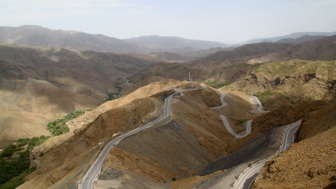 Una carretera de curvas y sin arcén es la única forma de atravesar el Atlas y de llegar a las poblaciones montañosas.