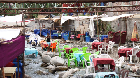 Unos niños juegan en el río Ourika (Alto Atlas), donde los restaurantes sacan las mesas al río como reclamo para comer con los pies frescos en el río.