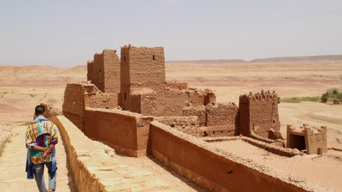 Un guía pasea por Aït Ben Haddou (Ouarzazate) , un pueblo de casas de adobe rodeados de altas murallas, el ksar, un tipo tradicional de arquitectura marroquí pre sahariana, y declarado patrimonio mundial de la UNESCO.