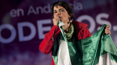 Teresa Rodríguez besa la bandera de Andalucía. EFE