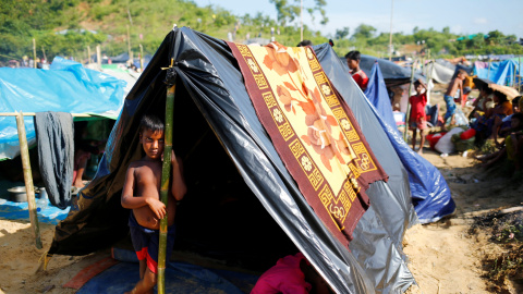 Un niño refugiado de Rohingya, en su tienda en el campamento improvisado de Cox, en Bangladesh. REUTERS / Mohammad Ponir Hossain