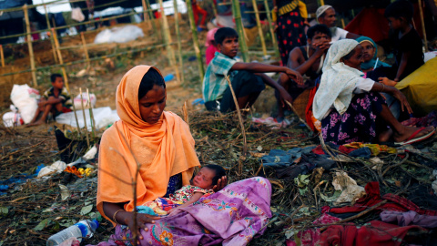 Una mujer refugiada rohinya con su bebé en brazos en el campamento de Cox, en Bangladesh. REUTERS/Mohammad Ponir Hossain