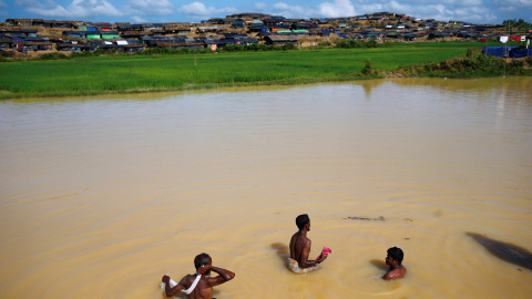 Los refugiados rohinyás se bañan en un estanque en el campamento improvisado de Cox, en Bangladesh. REUTERS/Mohammad Ponir Hossain