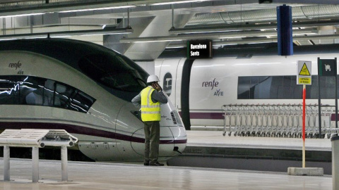 Un trabajador de Renfe en los andenes de la estación de Sans, en Barcelona. EFE