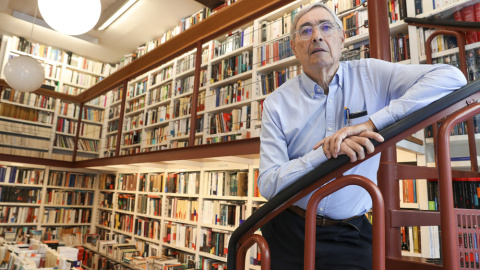 Ignacio Latierro, fundador de la librería 'Lagun', de San Sebastián, junto con María Teresa Castells, que el pasado 11 de septiembre falleció a los 82 años. EFE/Javier Etxezarreta.